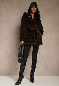 Renee - Brązowa Kurtka Futrzana z Nieodpinanym Kapturem Ozdobiona Paskiem Zetelia. Okazja: na co dzień. Kolor: brązowy. Materiał: futro. Wzór: aplikacja. Styl: casual, elegancki #4