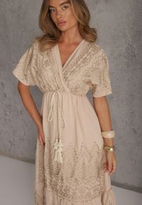 Renee - Beżowa Rozkloszowana Sukienka z Wiskozy Zdobiona Metalicznym Haftem Boho Harmiolea. Okazja: na co dzień. Typ kołnierza: dekolt w serek. Kolor: beżowy. Materiał: wiskoza. Wzór: aplikacja, haft. Typ sukienki: proste. Styl: boho #4