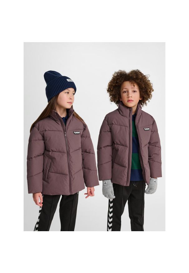 Lekka kurtka puchowa dla dziewczynki Hummel. Kolor: szary, wielokolorowy, brązowy. Materiał: puch. Sport: piłka ręczna