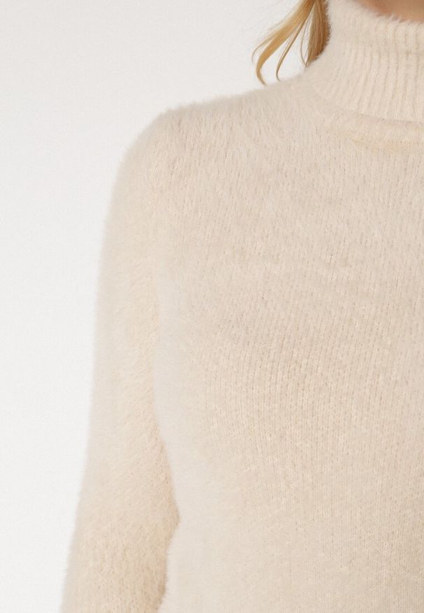 Born2be - Jasnobeżowy Wełniany Golf Mihn. Typ kołnierza: golf. Kolor: beżowy. Materiał: wełna. Długość rękawa: długi rękaw. Długość: długie. Sezon: zima, jesień