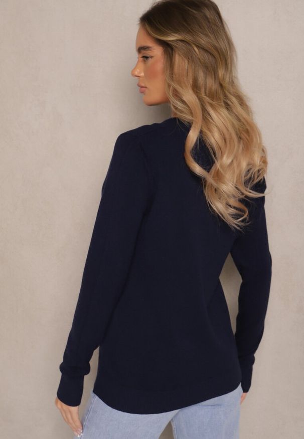 Renee - Granatowy Minimalistyczny Sweter z Dekoltem w Kształcie Litery V Sinovae. Okazja: na co dzień. Typ kołnierza: dekolt w kształcie V. Kolor: niebieski. Materiał: jeans. Styl: elegancki, casual
