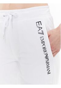 EA7 Emporio Armani Spodnie dresowe 3RTP65 TJCQZ 0102 Biały Regular Fit. Kolor: biały. Materiał: bawełna, dresówka