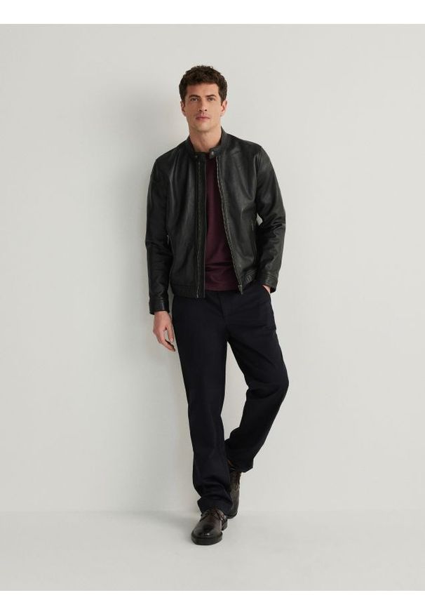 Reserved - Spodnie chino regular - czarny. Kolor: czarny. Materiał: bawełna, tkanina
