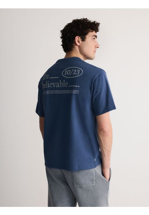 Reserved - T-shirt oversize z nadrukiem na plecach - granatowy. Kolor: niebieski. Materiał: bawełna, dzianina. Wzór: nadruk
