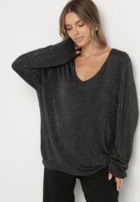 Born2be - Czarny Wiskozowy Sweter o Pudełkowym Kroju z Metaliczną Nitką Essmia. Okazja: na co dzień, na spacer. Typ kołnierza: dekolt w serek. Kolekcja: plus size. Kolor: czarny. Materiał: wiskoza. Styl: klasyczny, casual #7