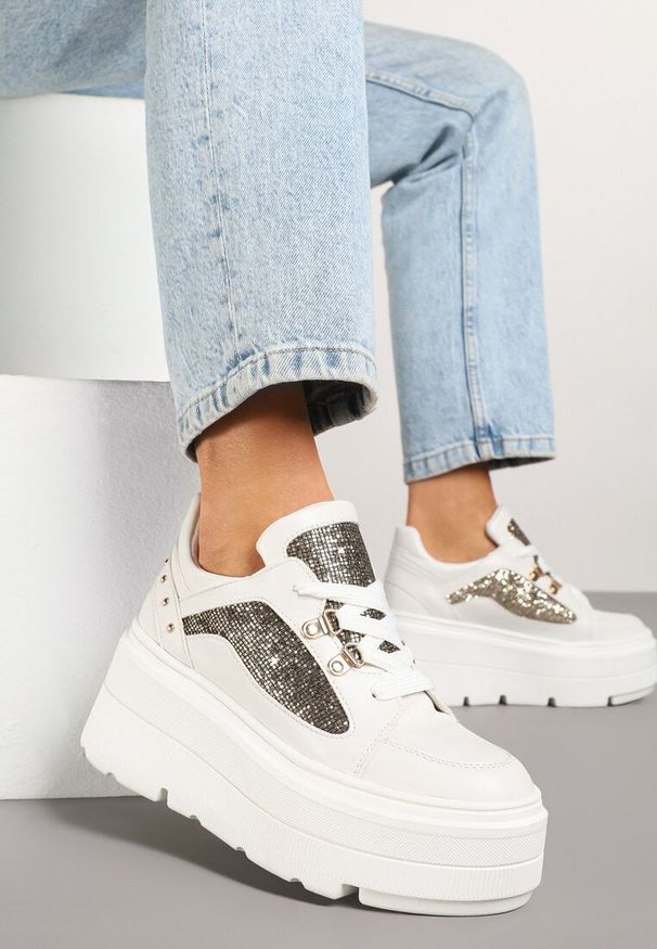 Born2be - Białe Sneakersy Vices na Grubej Podeszwie z Brokatem Sdivona. Okazja: na co dzień. Nosek buta: okrągły. Kolor: biały. Materiał: jeans. Wzór: aplikacja