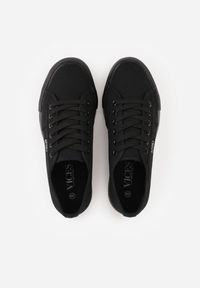 Renee - Czarne Basicowe Trampki VICES w Minimalistycznym Stylu Riosanne. Okazja: na spacer. Kolor: czarny. Materiał: satyna, jeans. Wzór: kwiaty. Styl: klasyczny #3