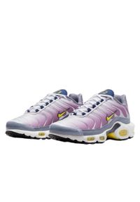 Buty do chodzenia damskie Nike W Air Max Plus. Zapięcie: sznurówki. Kolor: fioletowy, wielokolorowy. Materiał: syntetyk, tkanina, materiał. Szerokość cholewki: normalna. Model: Nike Air Max. Sport: turystyka piesza