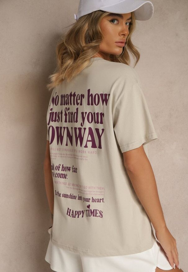 Renee - Jasnobeżowy T-shirt z Bawełny o Kroju Oversize Fillinea. Okazja: na co dzień. Kolor: beżowy. Materiał: bawełna. Wzór: napisy, aplikacja. Styl: klasyczny, casual