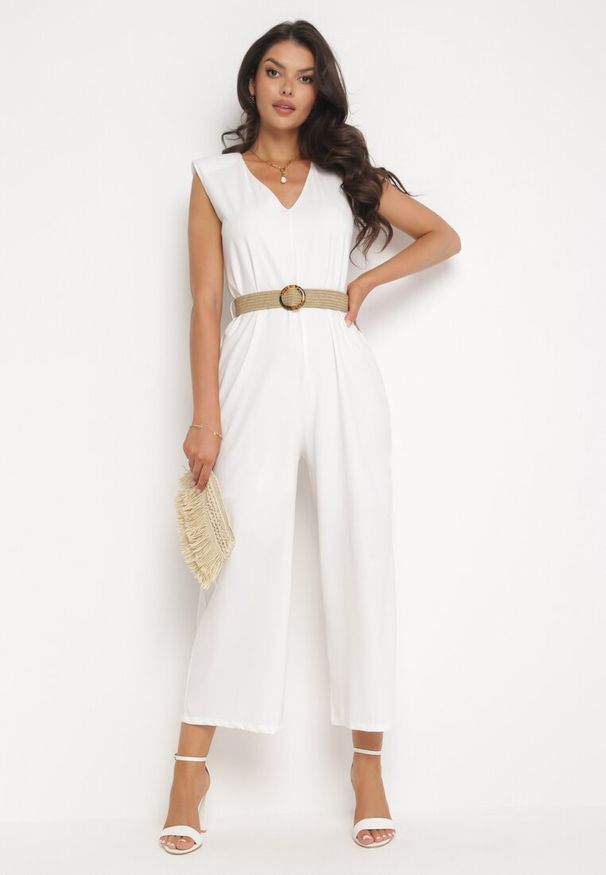 Born2be - Biały Kombinezon Zapinany na Suwak z Poduszkami w Ramionach i Paskiem z Klamrą Bless. Okazja: na co dzień. Kolor: biały. Styl: klasyczny, casual