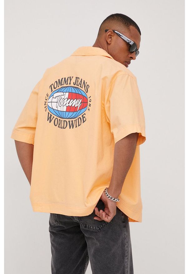 Tommy Jeans koszula bawełniana DM0DM13043.PPYY męska kolor pomarańczowy relaxed. Kolor: pomarańczowy. Materiał: bawełna. Długość rękawa: krótki rękaw. Długość: krótkie. Wzór: aplikacja