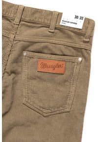 Wrangler - WRANGLER SPODNIE MĘSKIE SLIDER CLAY BEIGE W18RSU230. Materiał: sztruks #5