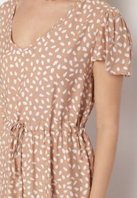 Born2be - Beżowa Sukienka z Bawełną i Geometrycznym Wzorem Lunavella. Okazja: na spacer, na co dzień. Kolor: beżowy. Materiał: bawełna. Wzór: geometria. Sezon: lato. Typ sukienki: proste. Styl: casual, elegancki #3