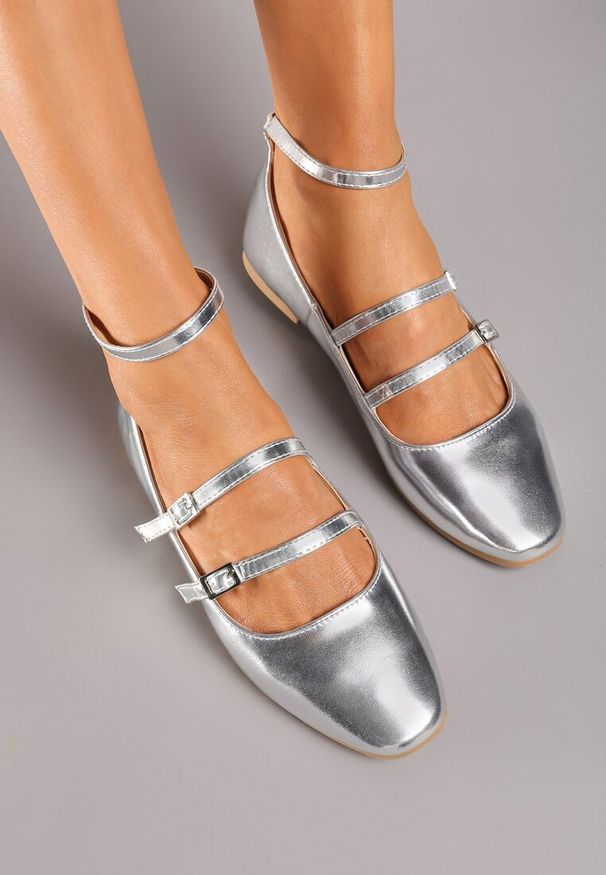 Born2be - Srebrne Eleganckie Balerinki z Ozdobnymi Paseczkami i Klamerkami Leritala. Okazja: do pracy. Kolor: srebrny. Materiał: len. Sezon: lato. Obcas: na płaskiej podeszwie. Styl: elegancki