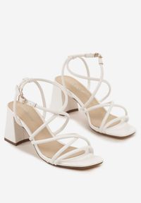 Born2be - Białe Sandały na Obcasie z Kwadratowym Noskiem Fodana. Okazja: na co dzień. Zapięcie: sprzączka. Kolor: biały. Materiał: jeans. Obcas: na obcasie. Styl: elegancki, casual. Wysokość obcasa: średni #6