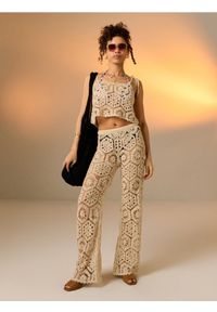 Sinsay - Transparentne spodnie szydełkowe flare - beżowy. Kolor: beżowy #1