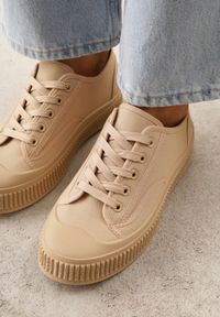 Renee - Ciemnobeżowe Klasyczne Trampki na Żłobionej Podeszwie Levanatia. Kolor: beżowy. Materiał: jeans, koronka. Styl: klasyczny #7