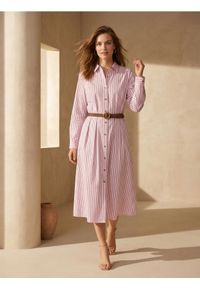 Sinsay - Koszulowa sukienka midi z plecionym paskiem w pionowe paski - wielobarwny. Wzór: paski. Typ sukienki: koszulowe. Długość: midi #1