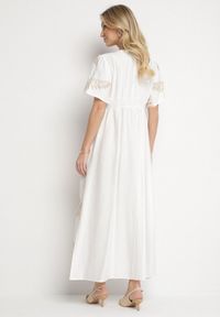 Born2be - Biała Wiskozowa Sukienka z Metalicznymi Haftami Helvesia. Okazja: na co dzień. Typ kołnierza: dekolt w kształcie V. Kolor: biały. Materiał: wiskoza. Wzór: haft. Styl: casual, elegancki #6