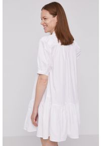 Levi's® - Levi's Sukienka kolor biały mini oversize. Okazja: na spotkanie biznesowe. Kolor: biały. Materiał: tkanina. Długość rękawa: krótki rękaw. Wzór: gładki. Typ sukienki: oversize. Styl: biznesowy. Długość: mini #3