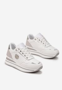 Born2be - Biało-Srebrne Sneakersy na Platformie z Lamówką Ozdobione Naszywką Liseart. Kolor: biały. Wzór: aplikacja. Obcas: na platformie #3
