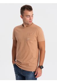 Ombre Clothing - T-shirt męski bawełniany z kieszonką - jasnobrązowy V7 OM-TSPT-0154 - XXL. Kolor: brązowy. Materiał: bawełna. Wzór: aplikacja, nadruk
