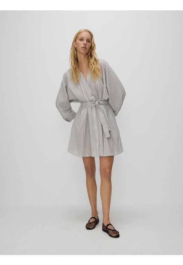 Reserved - Mini sukienka z paskiem - jasnoszary. Kolor: szary. Materiał: bawełna. Długość: mini