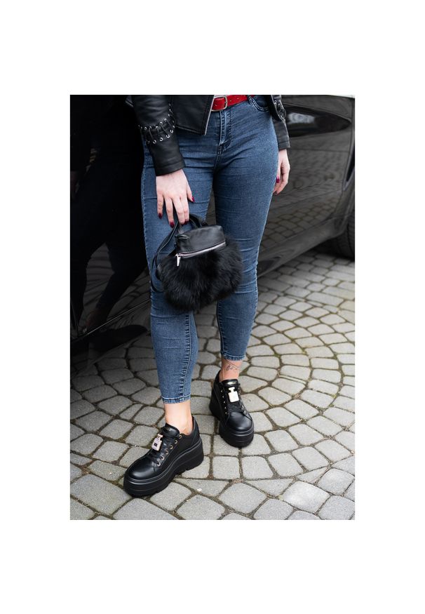 Czarno Elegancka Torebka Luka-Pelli Plecaczek Z Naturalnym Futrem Z Lisa. Kolor: czarny. Wzór: aplikacja. Materiał: futrzane. Styl: elegancki. Rodzaj torebki: na ramię