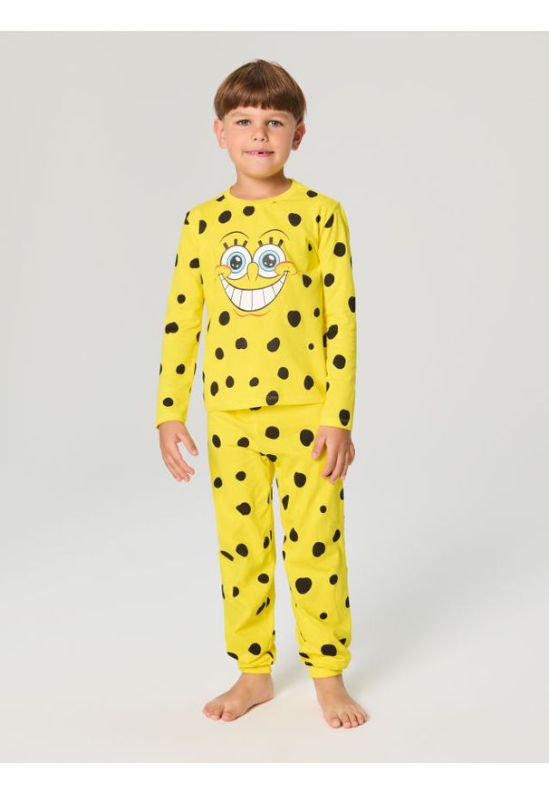 Sinsay - Piżama dwuczęściowa Spongebob - żółty. Kolor: żółty. Materiał: guma. Długość: długie. Wzór: grochy