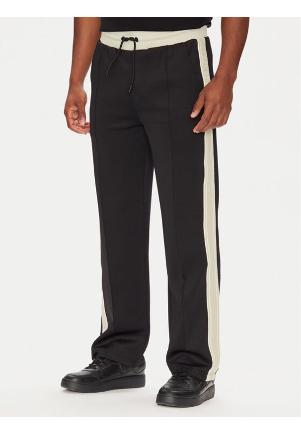 Guess Spodnie dresowe Z5YB14 KCRU2 Czarny Regular Fit. Kolor: czarny. Materiał: syntetyk