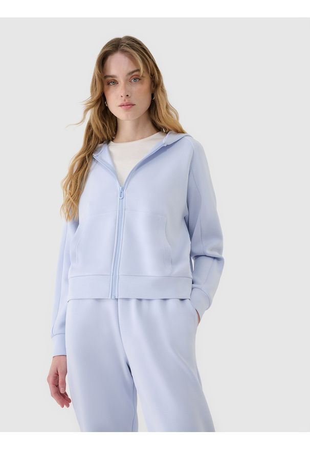 4f - 4F Bluza dresowa rozpinana z modalem damska - niebieska L. Okazja: na co dzień. Typ kołnierza: kaptur. Kolor: niebieski. Materiał: dresówka. Długość rękawa: raglanowy rękaw. Wzór: ze splotem, gładki. Styl: sportowy, casual. Sport: fitness