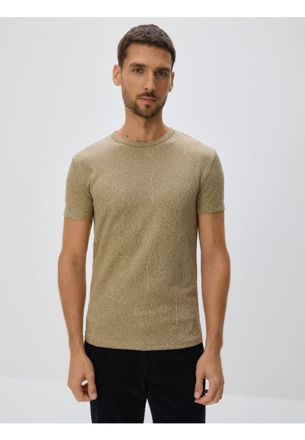 Reserved - Strukturalny t-shirt slim - beżowy. Kolor: beżowy. Materiał: dzianina, bawełna