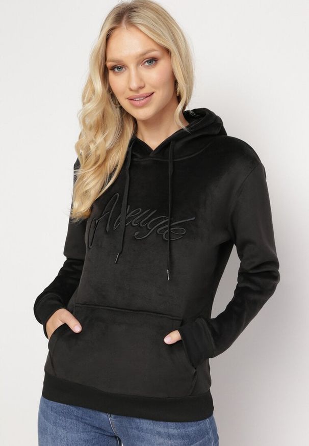 Born2be - Czarna Welurowa Bluza z Haftem Akiffa. Kolor: czarny. Materiał: welur. Wzór: haft