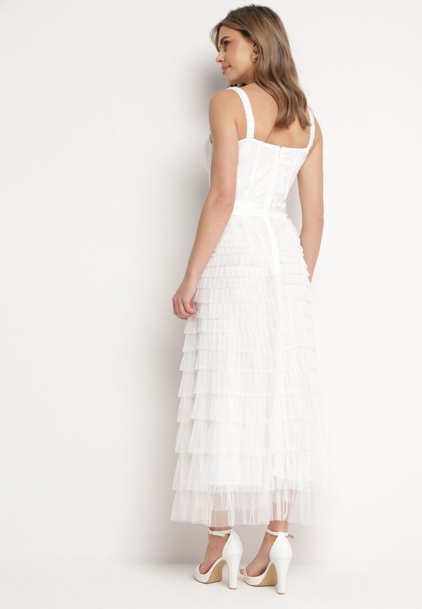Born2be - Biała Sukienka Maxi na Ramiączkach z Gorsetową Górą i Tiulowymi Falbanami Encartia. Typ kołnierza: dekolt gorset. Kolor: biały. Materiał: tiul. Długość rękawa: na ramiączkach. Typ sukienki: gorsetowe. Długość: maxi