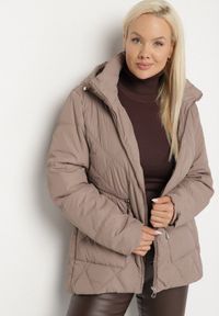 Born2be - Ciemnobeżowa Pikowana Kurtka z Kapturem i Ozdobnymi Suwakami Carnaye. Okazja: na co dzień, na spacer. Typ kołnierza: kaptur. Kolekcja: plus size. Kolor: beżowy. Materiał: jeans. Styl: sportowy, casual, elegancki #7