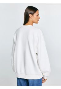 Big-Star - Bluza damska z logo BIG STAR biała Rubena 100. Okazja: na co dzień. Kolor: biały. Materiał: dresówka, materiał, dzianina, jeans, skóra. Długość rękawa: długi rękaw. Długość: długie. Wzór: aplikacja. Styl: klasyczny, casual, sportowy #5