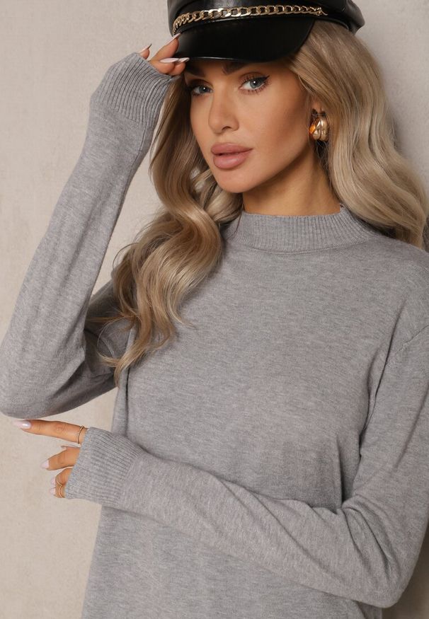 Renee - Szary Klasyczny Sweter ze Stójką Miridra. Okazja: na co dzień, na spotkanie biznesowe. Typ kołnierza: kołnierzyk stójkowy. Kolor: szary. Materiał: jeans. Długość rękawa: długi rękaw. Długość: długie. Wzór: aplikacja. Styl: klasyczny