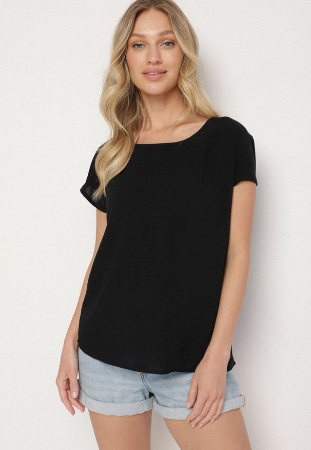 Born2be - Czarna Bluzka z Wiskozy o Kroju Oversize Liruvia. Okazja: na co dzień. Kolor: czarny. Materiał: wiskoza. Styl: casual