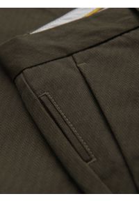 Ombre Clothing - Męskie spodnie chino REGULAR FIT z delikatną strukturą – ciemnozielone V4. Okazja: na co dzień. Kolor: zielony. Materiał: tkanina, elastan, bawełna. Styl: klasyczny, casual #8