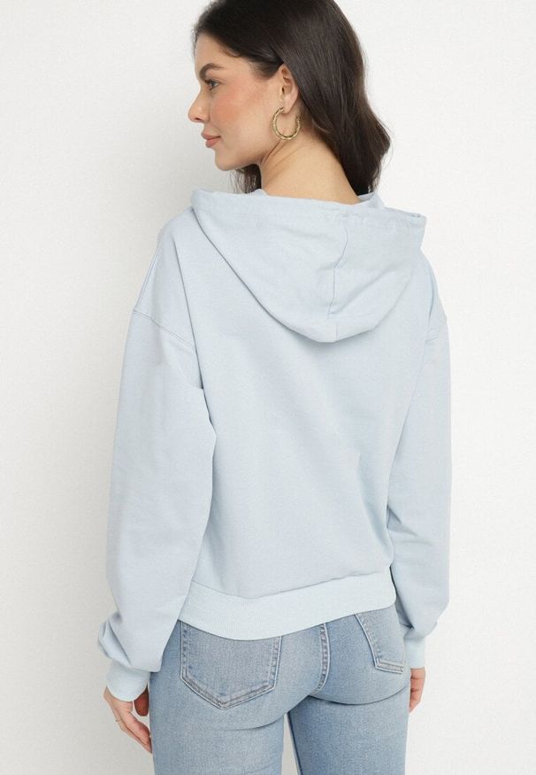 Born2be - Jasnoniebieska Casualowa Bluza z Kapturem i Kieszonką Zelotia. Okazja: na co dzień. Typ kołnierza: kaptur. Kolor: niebieski. Materiał: jeans. Styl: casual