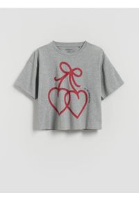 Reserved - Luźny t-shirt z nadrukiem - jasnoszary. Kolor: szary. Materiał: bawełna. Długość: krótkie. Wzór: nadruk
