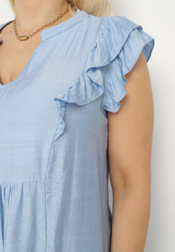 Born2be - Jasnoniebieska Sukienka Pudełkowa z Bawełną i Trójkątnym Dekoltem Ozdobiona Falbankami Vikirva. Okazja: na co dzień, na randkę. Typ kołnierza: kołnierz z falbankami. Kolekcja: plus size. Kolor: niebieski. Wzór: aplikacja. Typ sukienki: proste, dla puszystych. Materiał: bawełna. Sezon: lato. Styl: klasyczny, casual, elegancki