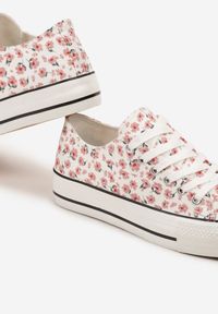 Born2be - Różowe Trampki z Cholewką Zdobioną Kwiatowym Wzorem Folaianna. Okazja: na co dzień, na spacer. Kolor: różowy. Materiał: jeans. Szerokość cholewki: normalna. Wzór: aplikacja, kwiaty. Styl: klasyczny, elegancki, casual #4