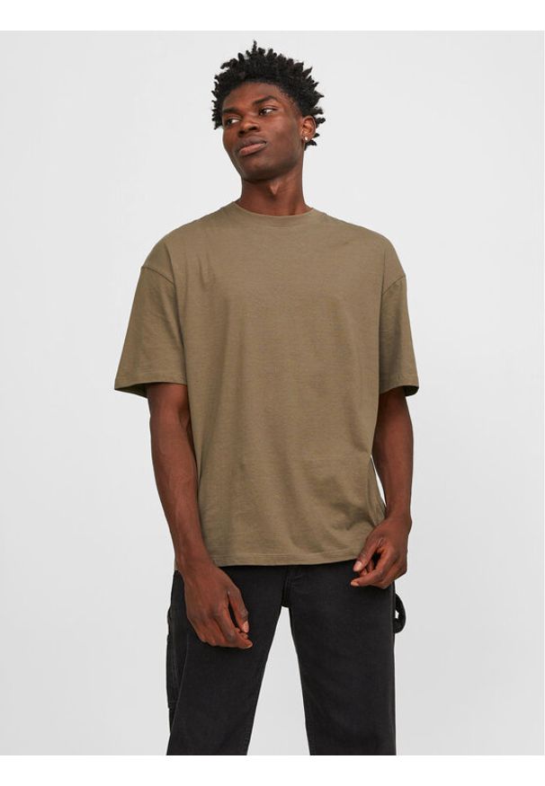 Jack & Jones - Jack&Jones T-Shirt Bradley 12249319 Brązowy Regular Fit. Kolor: brązowy. Materiał: bawełna