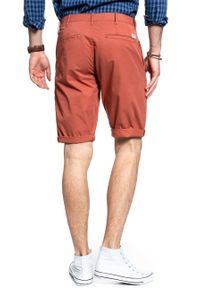 Wrangler - SPODENKI MĘSKIE WRANGLER CHINO SHORTS SPICE W14MLL89T. Materiał: materiał. Wzór: aplikacja