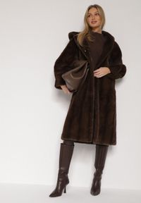 Born2be - Brązowy Płaszcz Futerko w Pionowy Wzór z Kapturem Cahroris. Typ kołnierza: kaptur. Kolor: brązowy. Materiał: futro. Styl: klasyczny, elegancki #3