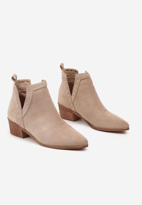 Born2be - Ciemnobeżowe Ażurowe Botki Vices na Obcasie Ozdobione Wycięciem i Nitami Lilfedi. Okazja: na co dzień, na imprezę. Kolor: beżowy. Materiał: jeans, skóra. Wzór: ażurowy, aplikacja. Sezon: zima, jesień. Obcas: na obcasie. Styl: casual, wizytowy. Wysokość obcasa: średni