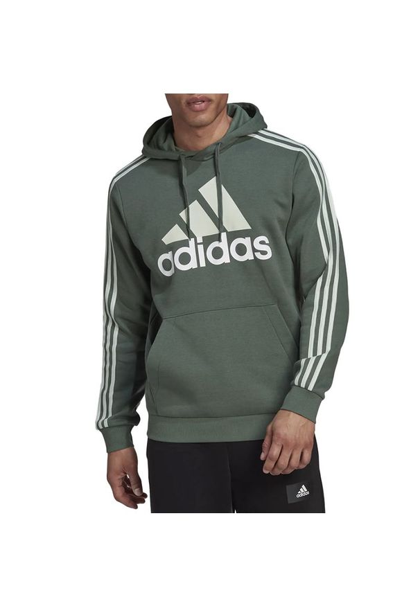 Adidas - Bluza adidas Essentials Fleece 3-Stripes Logo Hoodie HL2241 - zielona. Okazja: na co dzień. Typ kołnierza: kaptur. Kolor: zielony. Materiał: bawełna, wiskoza, poliester. Wzór: paski, aplikacja. Styl: klasyczny, casual