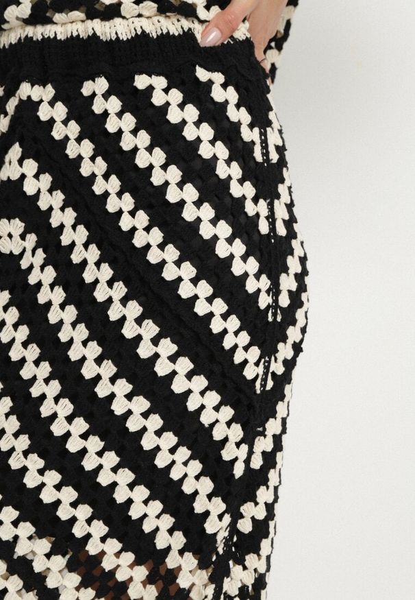 Born2be - Czarna Ołówkowa Spódnica z Bawełną z Frędzlami Zimarelle. Okazja: na co dzień. Kolor: czarny. Materiał: bawełna. Styl: elegancki, casual