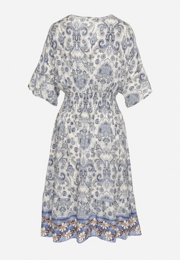 Born2be - Granatowa Sukienka z Wiskozy w Ornamentalny Wzór z Szeroką Gumką w Pasie Tanissla. Okazja: na co dzień, na spotkanie biznesowe, do pracy, na randkę. Typ kołnierza: dekolt w kształcie V. Kolor: niebieski. Materiał: wiskoza. Długość rękawa: krótki rękaw. Sezon: wiosna, lato. Styl: klasyczny, casual, biznesowy, elegancki